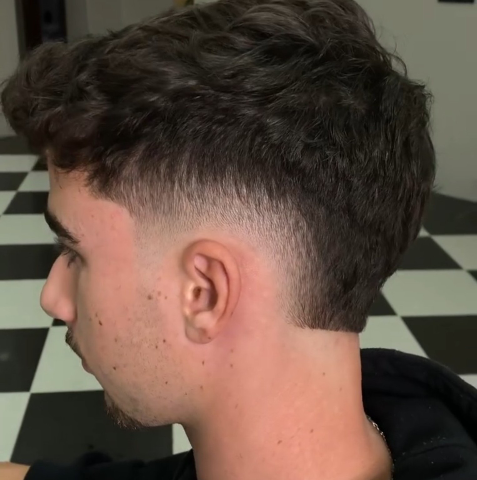 Detalhe de fade e acabamento na Gentleman Premium Barber